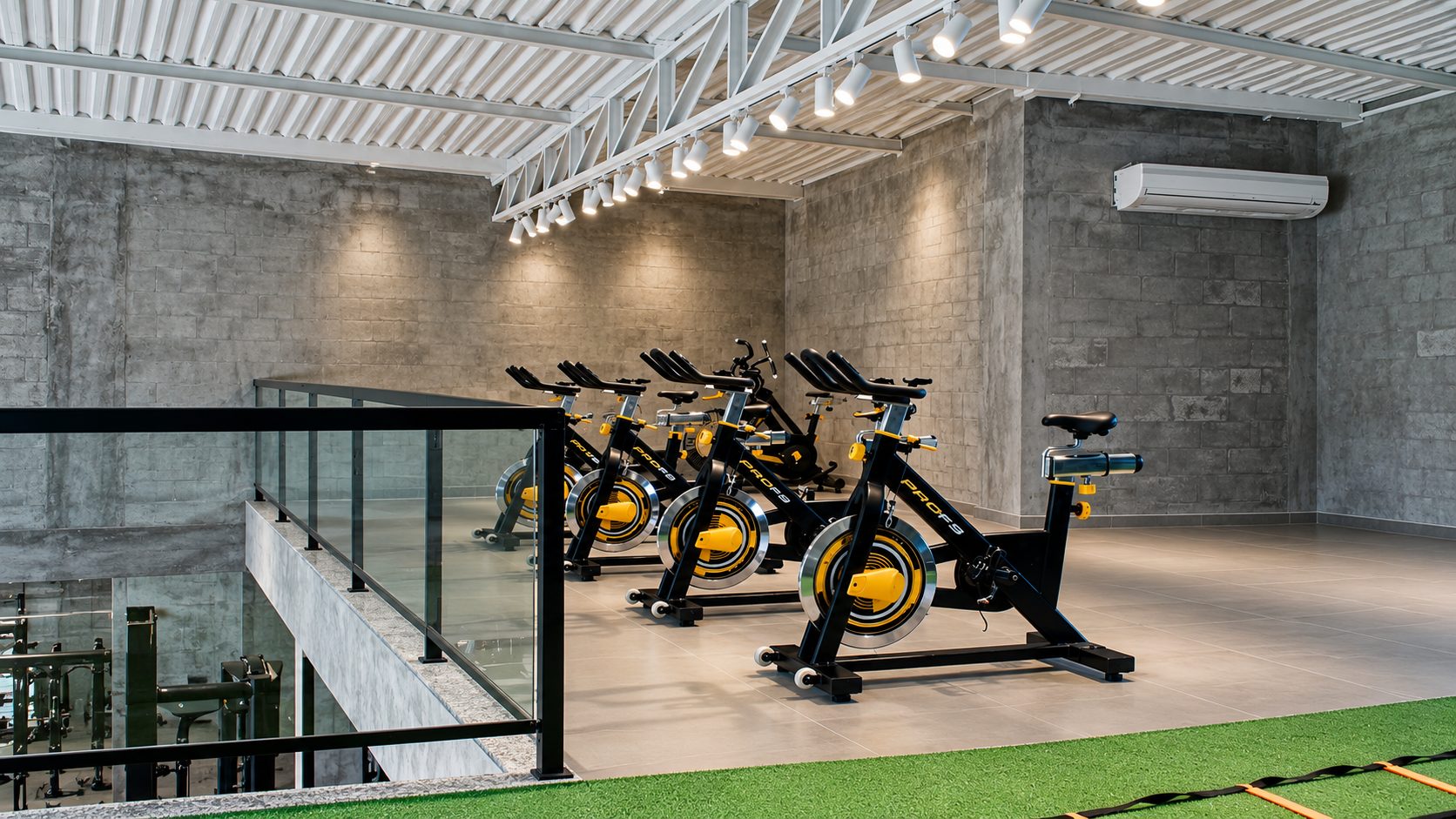 Área de spinning no mezanino com bicicletas ergométricas